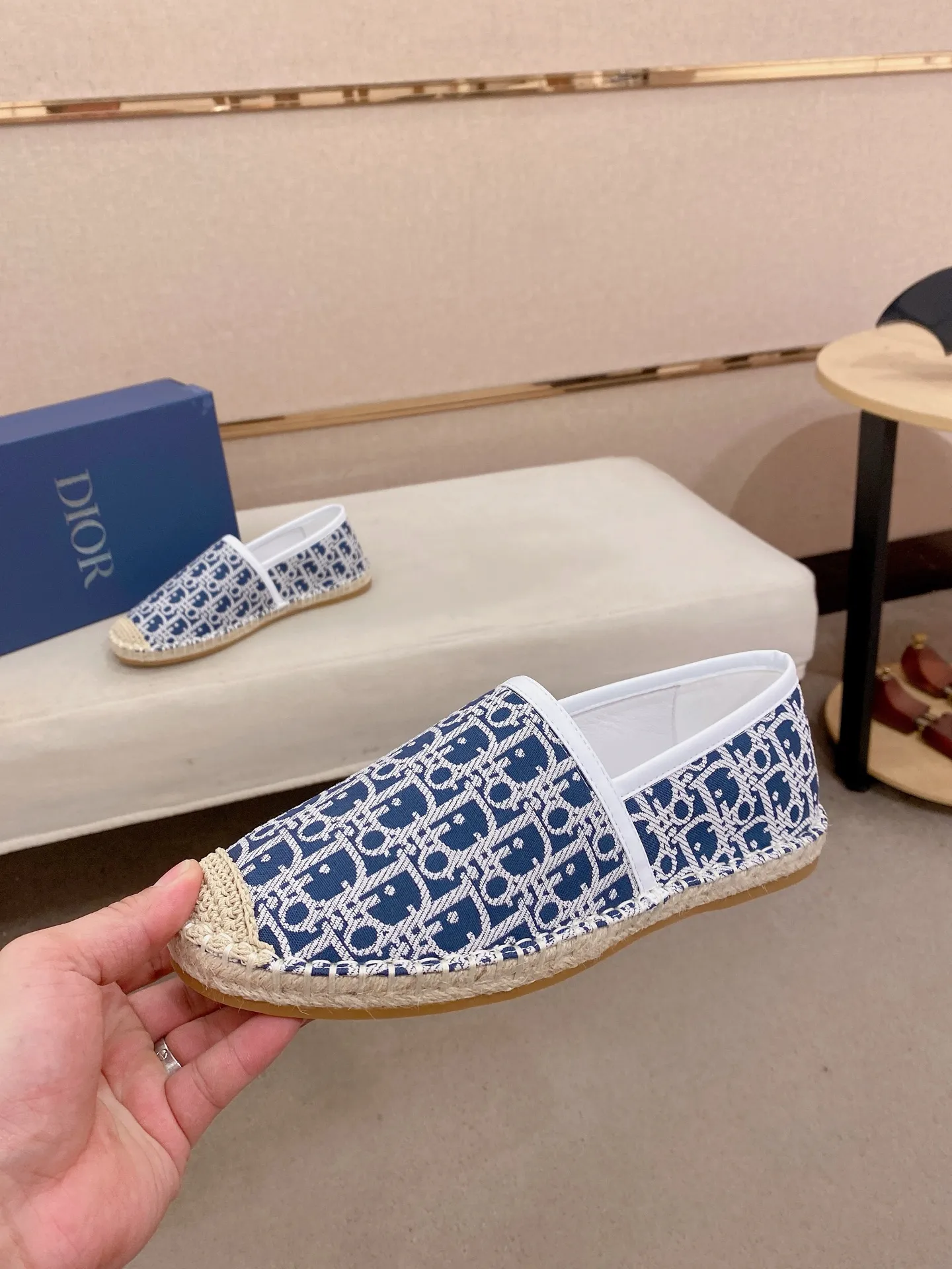 Factory price: 400💰High quality [Dior·Dior] 💫Men's latest slip-on Loaf casual shoes ✔️The original version is available at the counter simultaneously. 1:1 replica🏍️Fabrics: Italian imported fabrics, pure hand-drawn threads, raw rubber breathable and non-slip outsole, lining breathable and comfortable lambskin, 100% comfortable density, original rubber outsole wear-resistant ✔️Code number: 38-44, you deserve it, (Note: 37, 45, 46 can be customized, non-refundable and non-exchangeable)